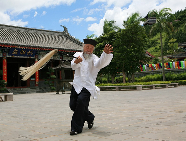 与传统游乐场相比，天然游乐场对孩子的发展有什么好处？